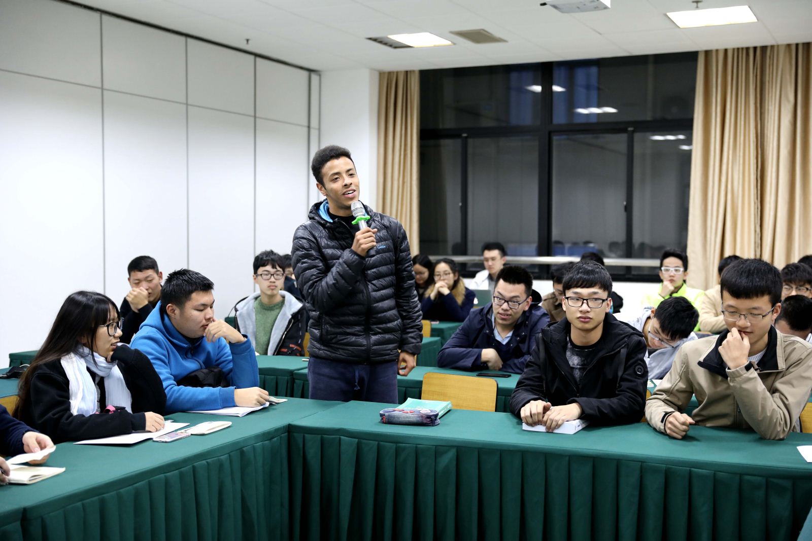 师生沟通 携手共进——计算机科学与304am永利集团召开2017级本科新生座谈会