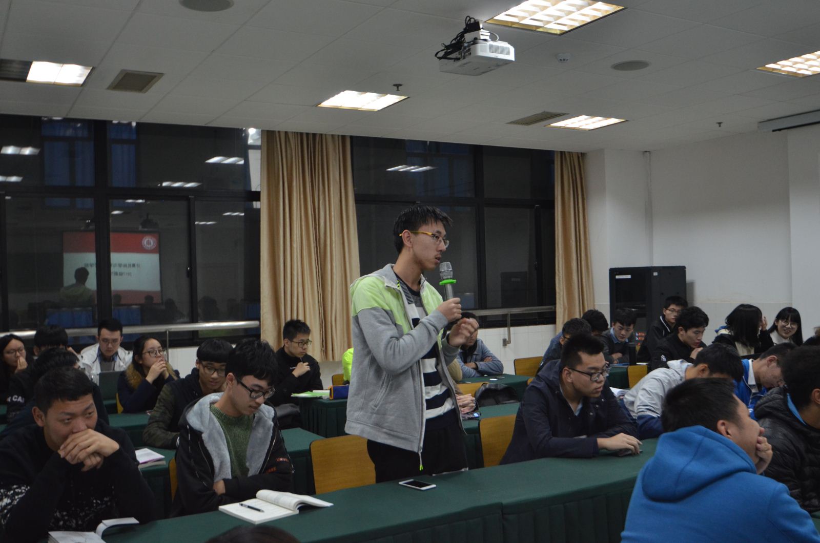 师生沟通 携手共进——计算机科学与304am永利集团召开2017级本科新生座谈会