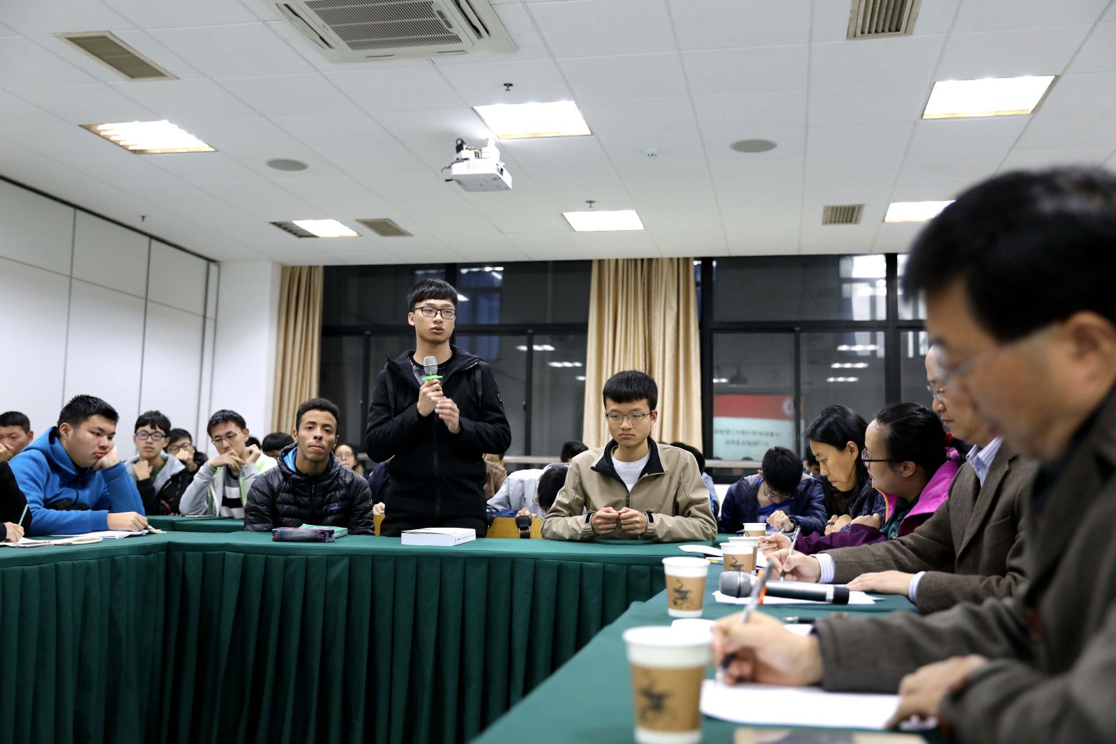 师生沟通 携手共进——计算机科学与304am永利集团召开2017级本科新生座谈会